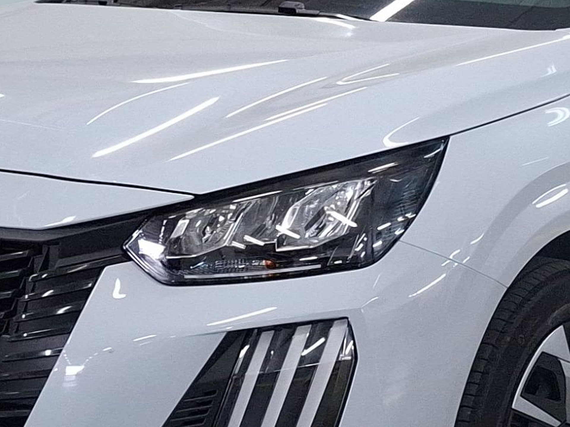 Peugeot 208 - 4