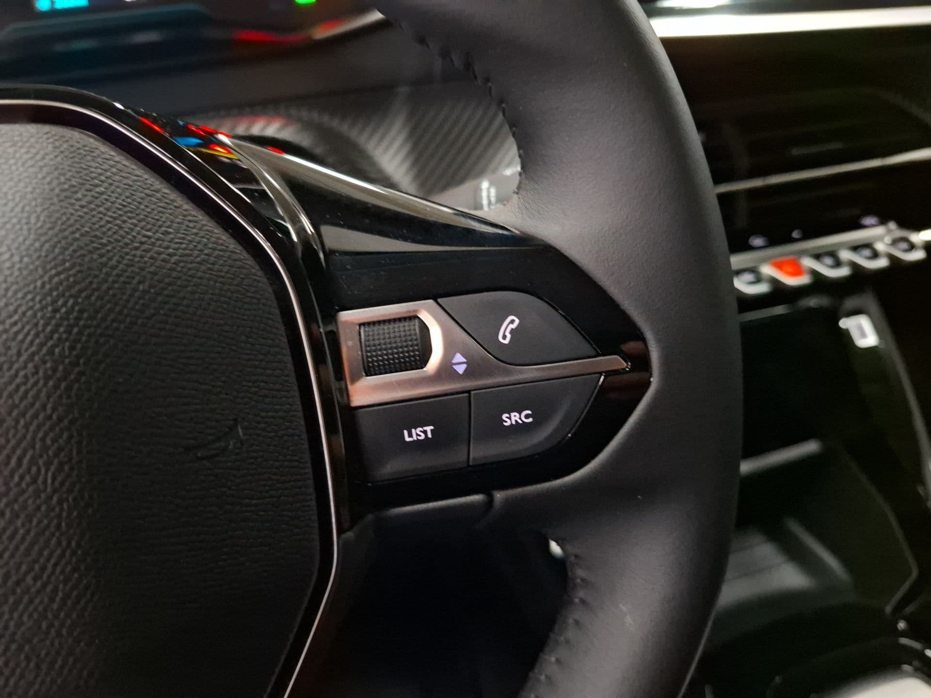 Peugeot 208 - 10