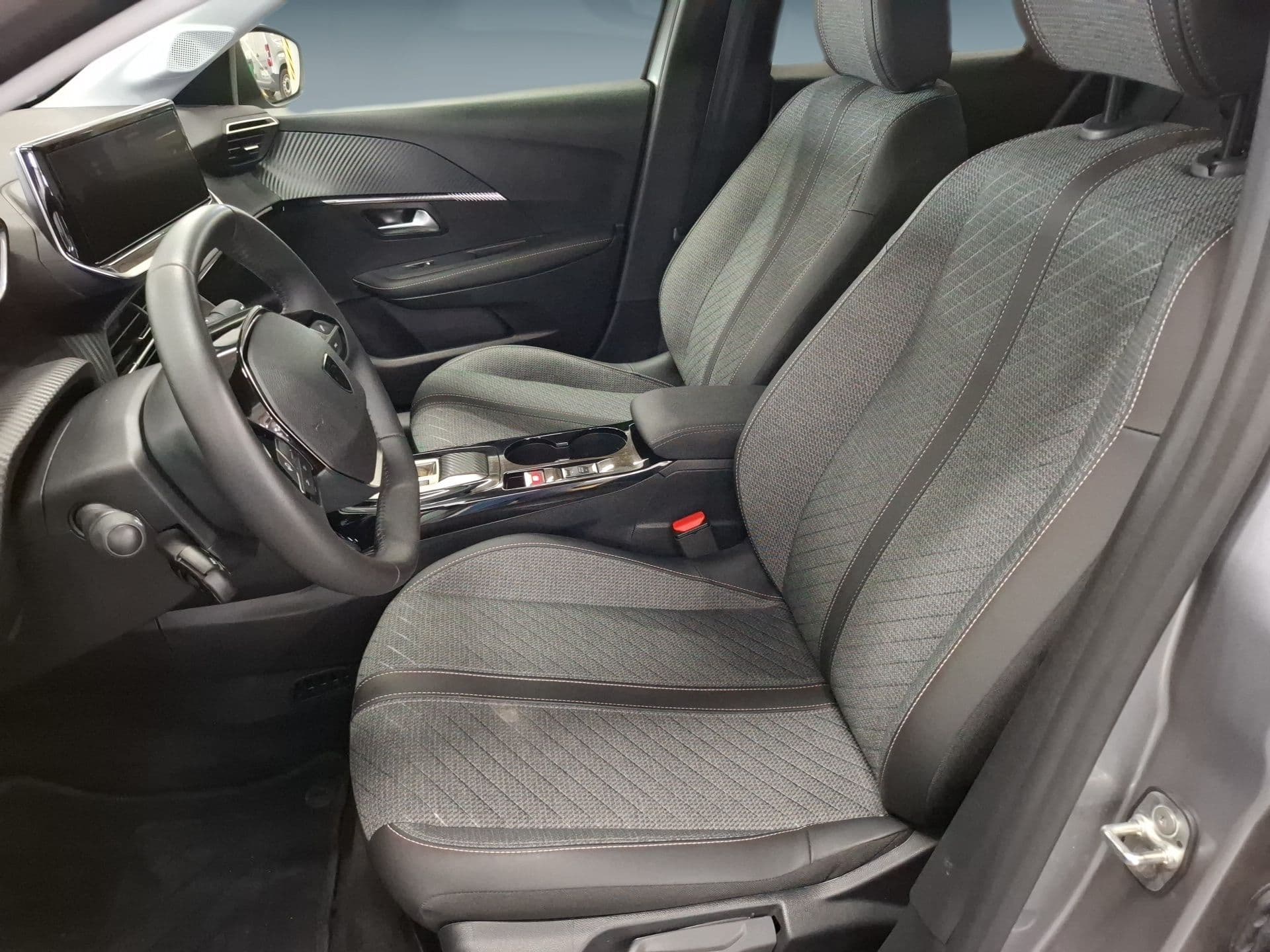 Peugeot 208 - 11