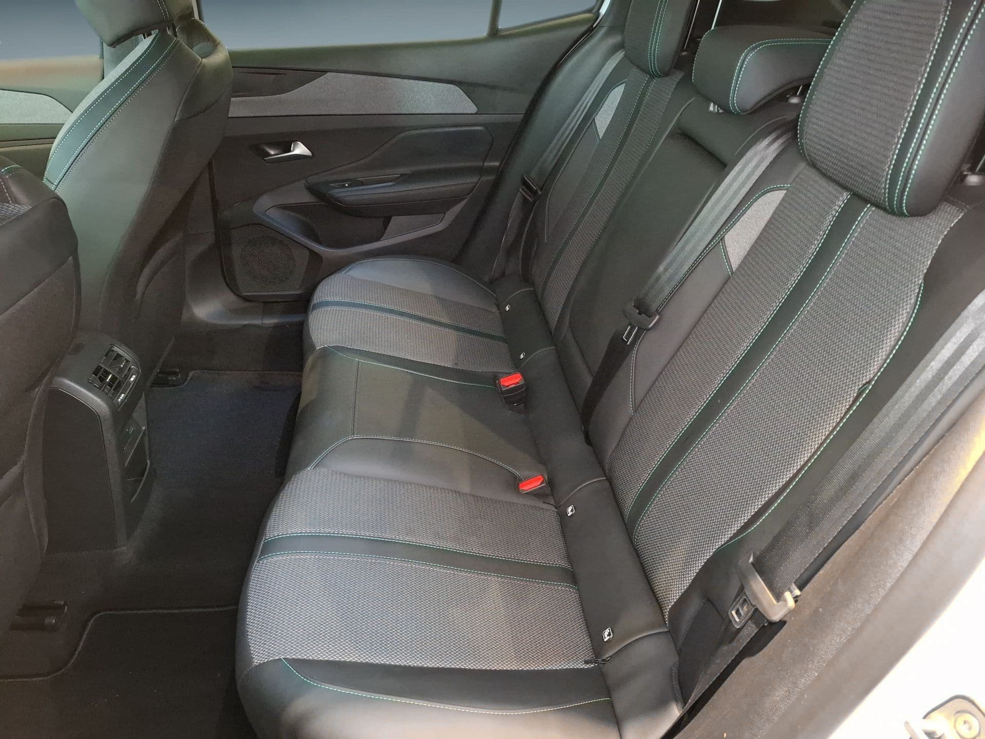 Peugeot 408 - 11