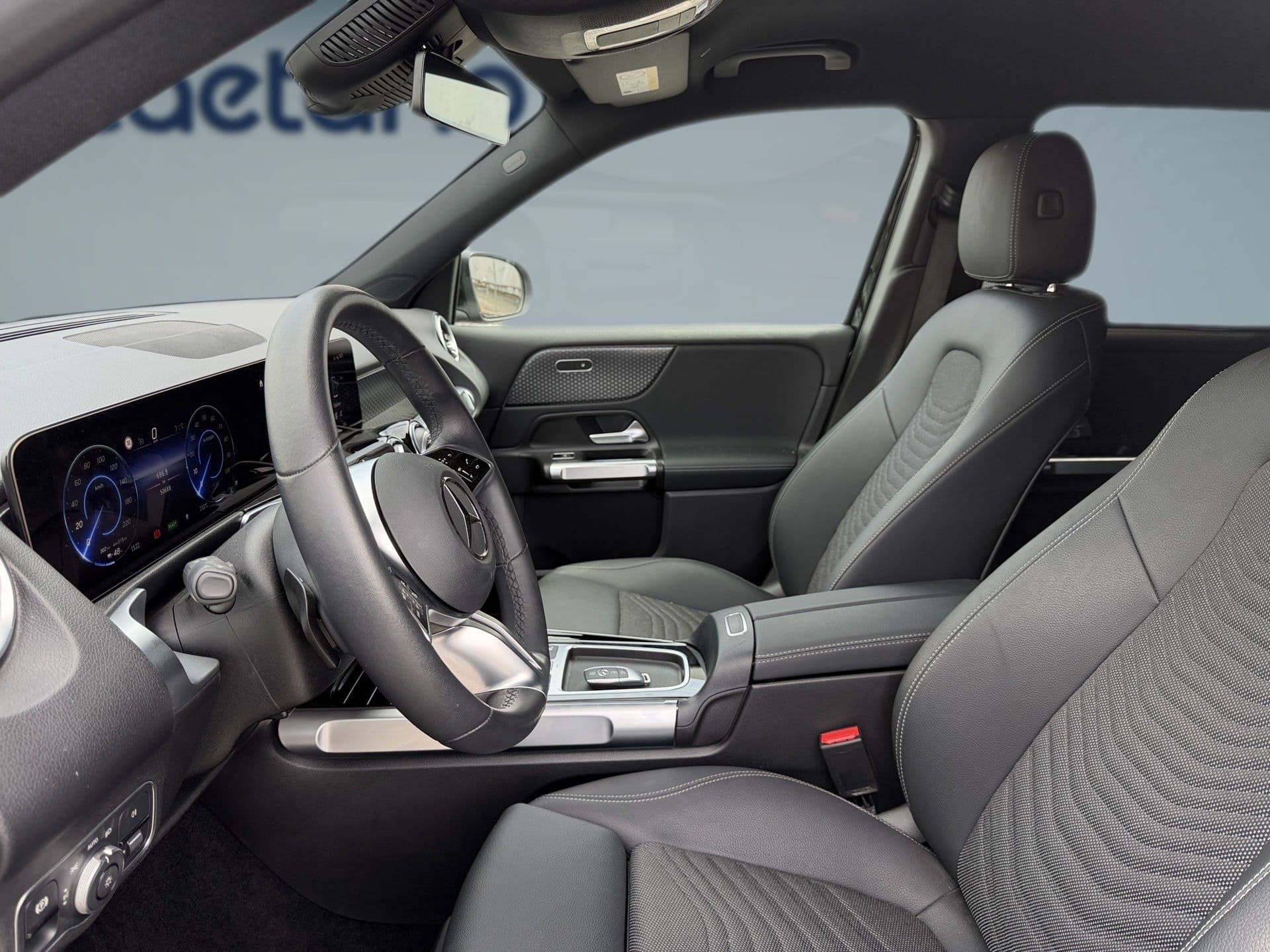 Mercedes-Benz EQB - 12