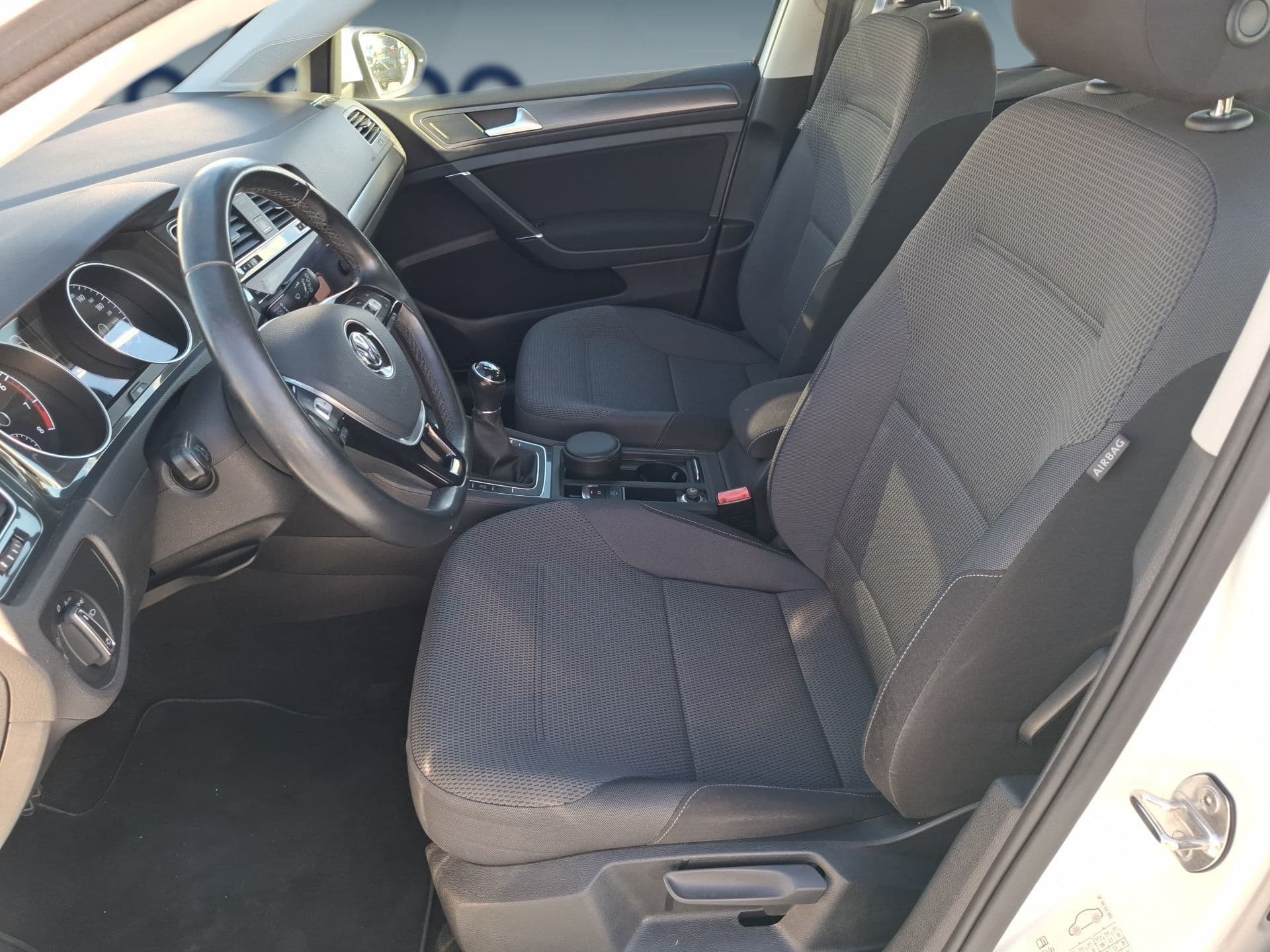 Volkswagen Golf - 11