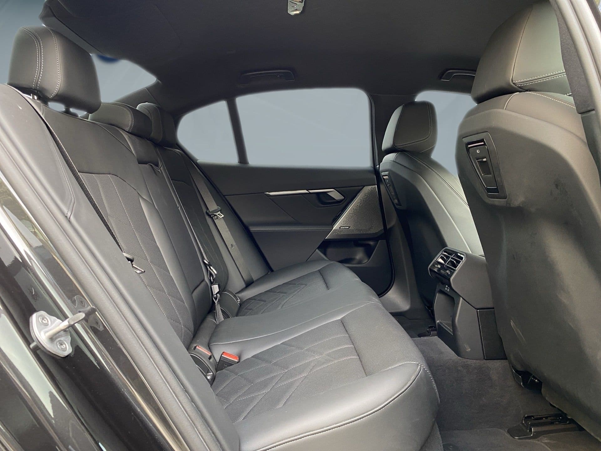BMW i5 - 12