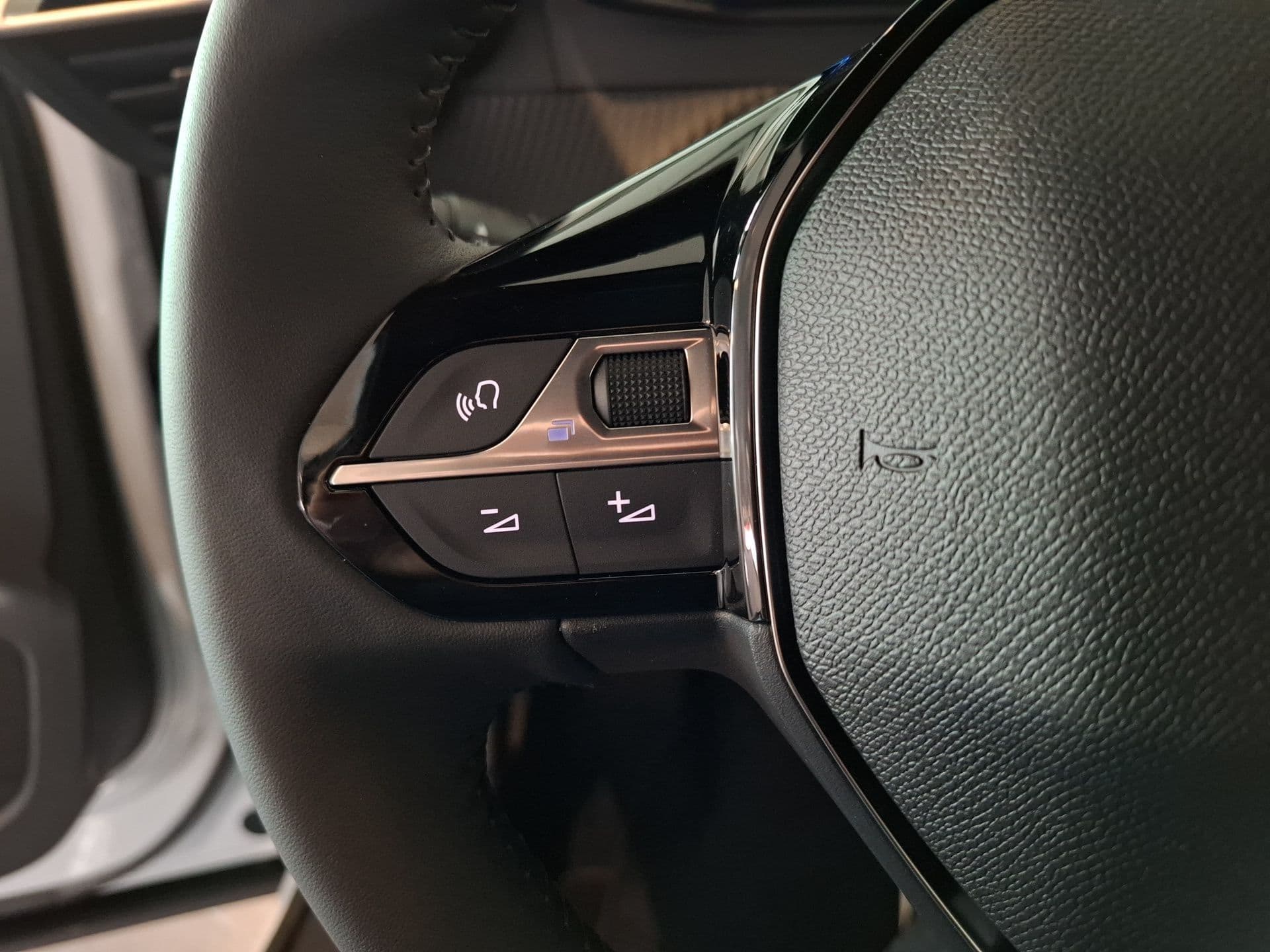 Peugeot E-2008 - 3