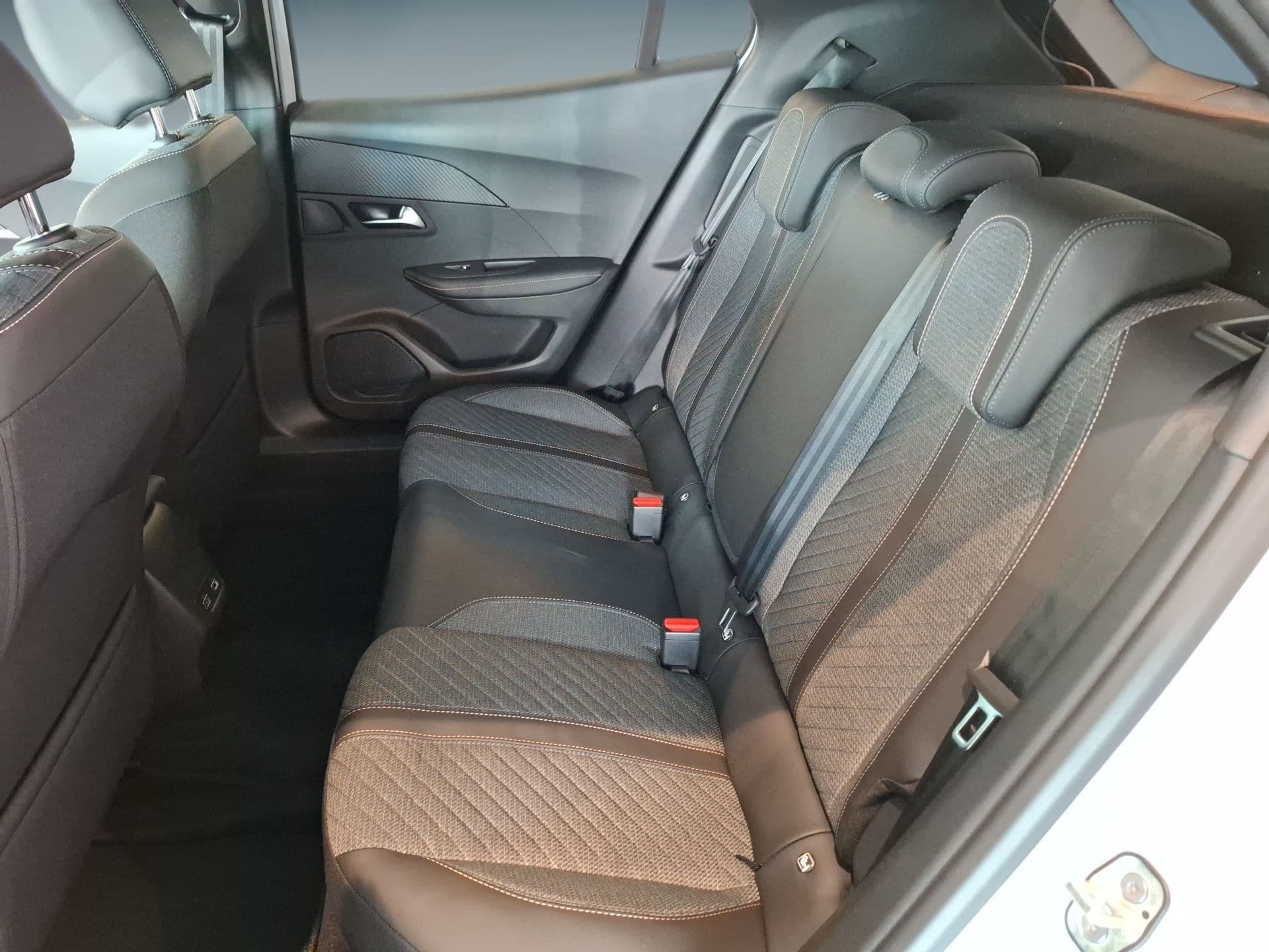 Peugeot E-2008 - 4