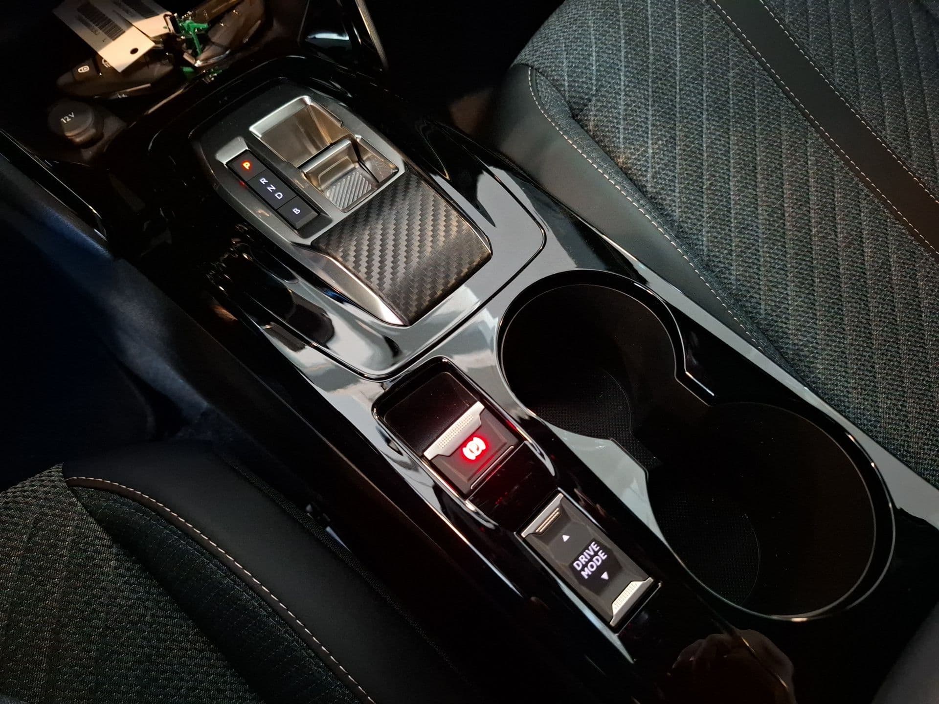 Peugeot E-2008 - 7
