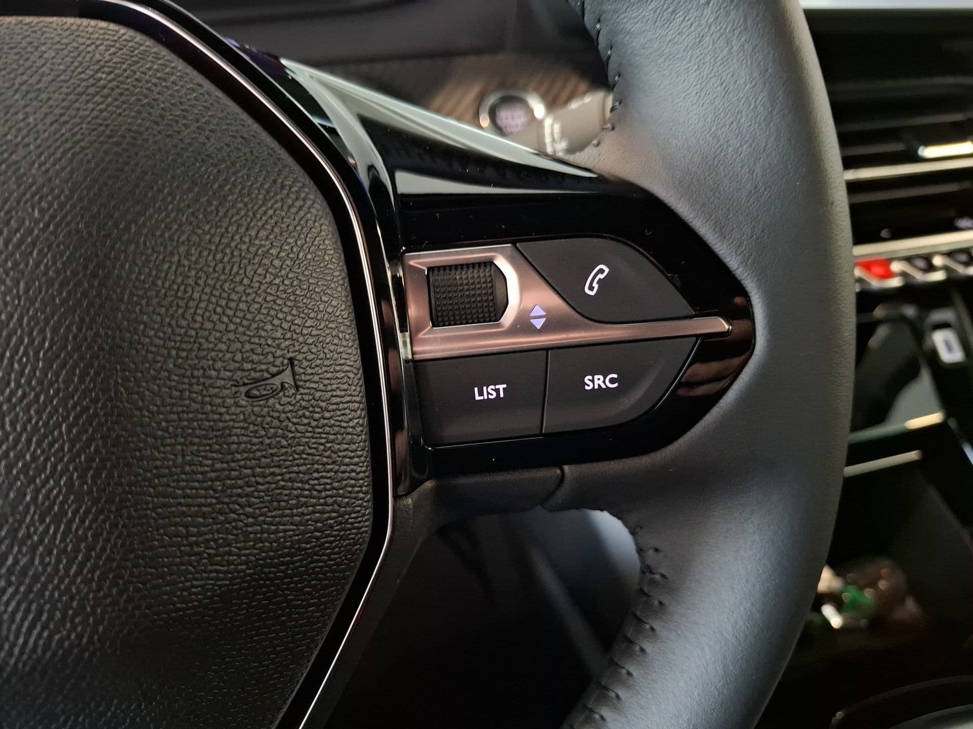 Peugeot E-2008 - 8