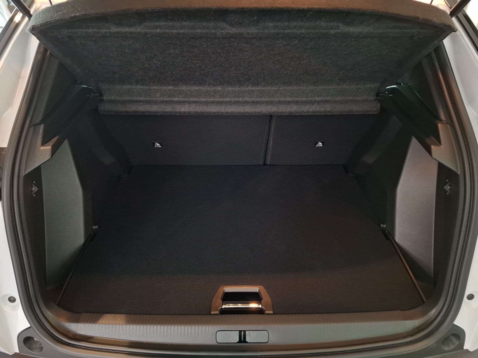Peugeot E-2008 - 12