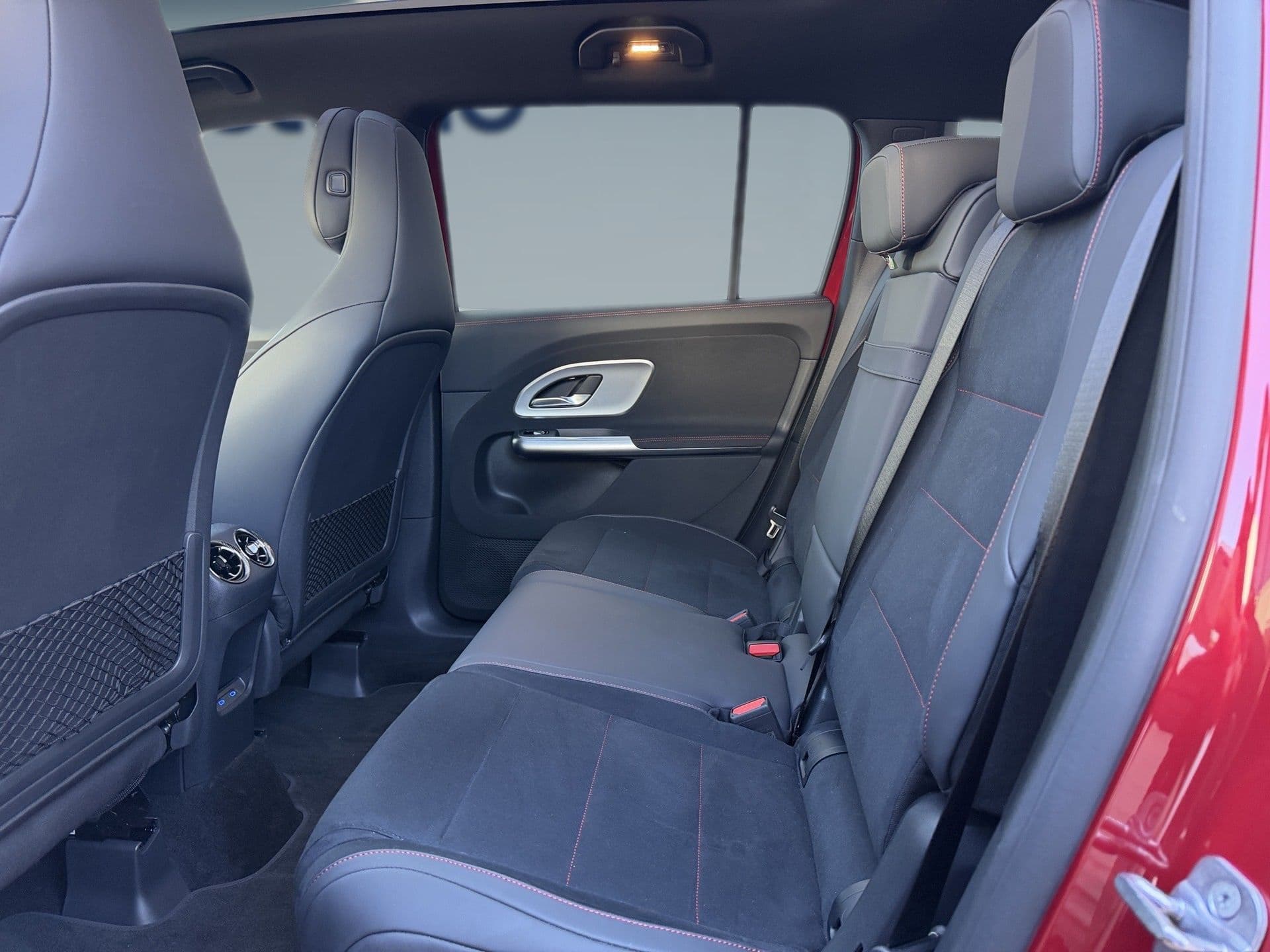 Mercedes-Benz GLB - 11