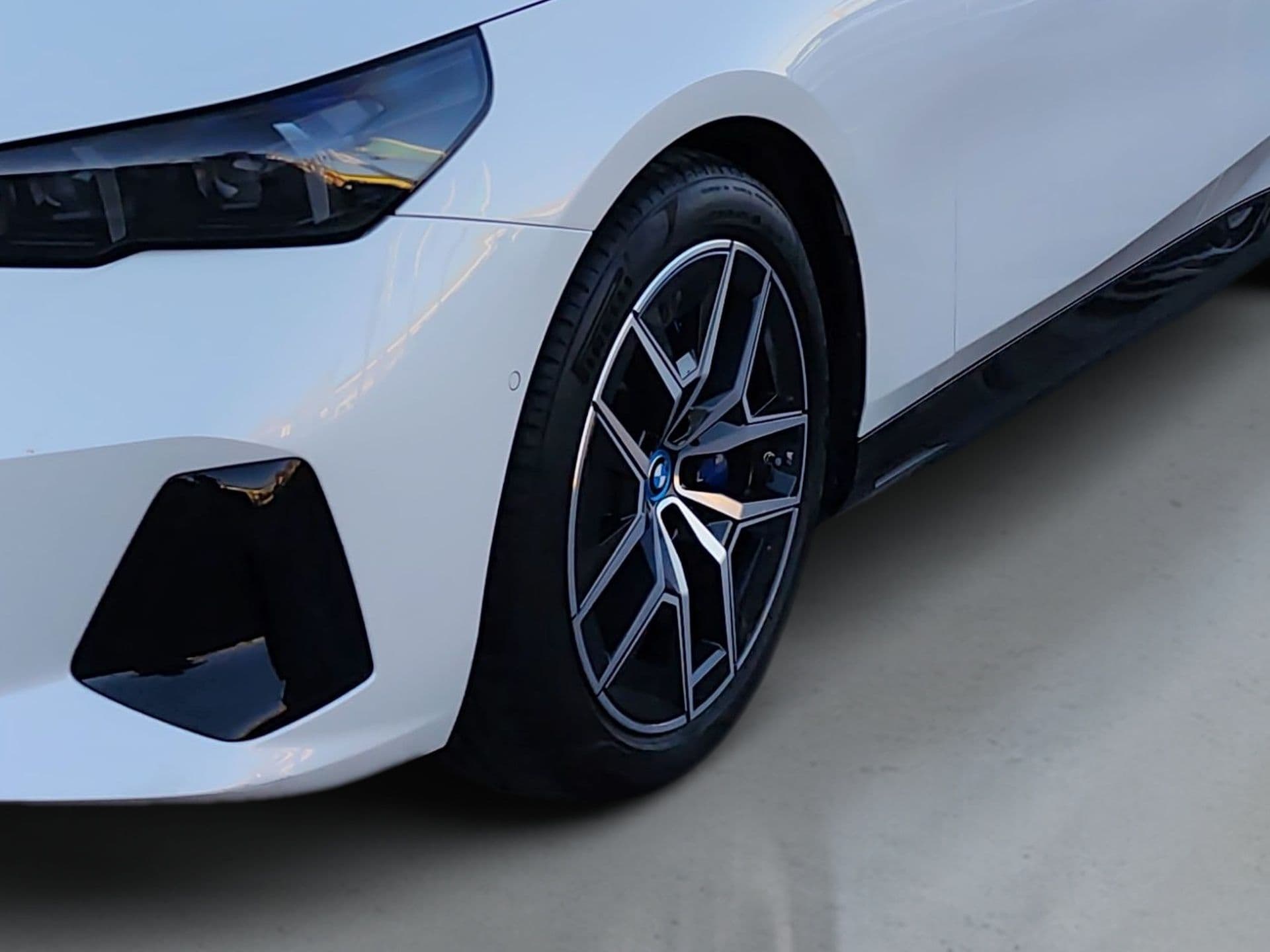 BMW i5 - 2
