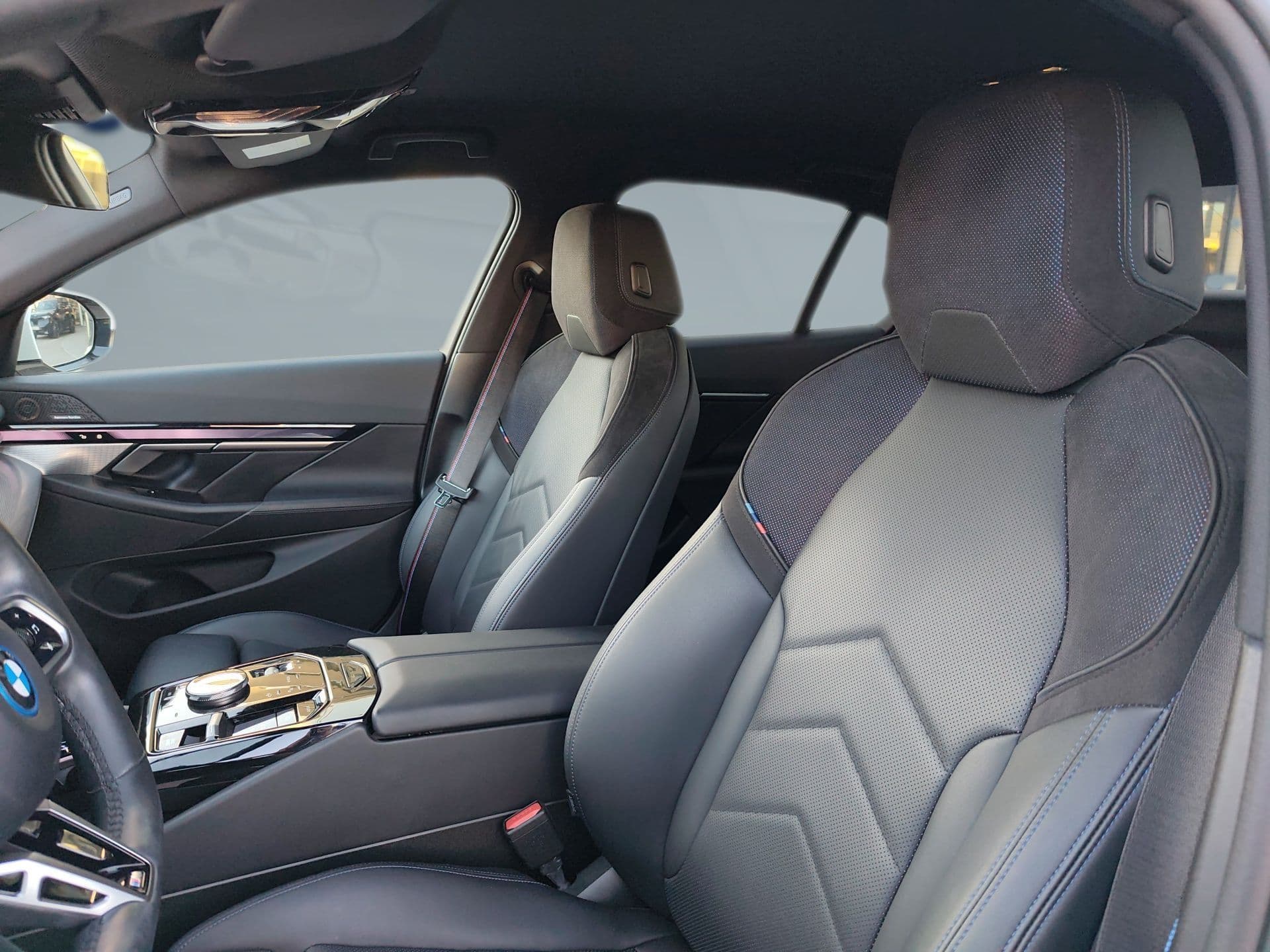 BMW i5 - 11