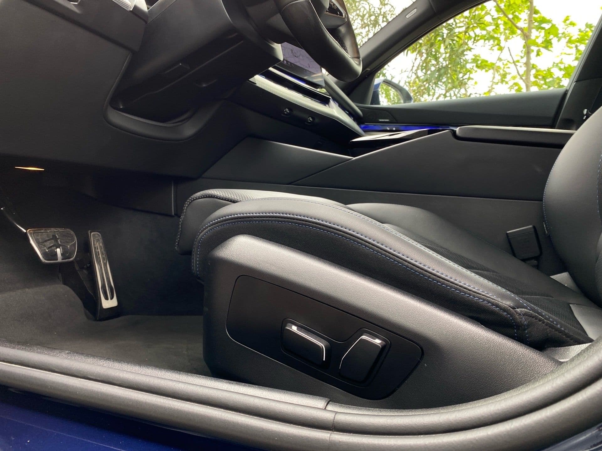 BMW i5 - 12