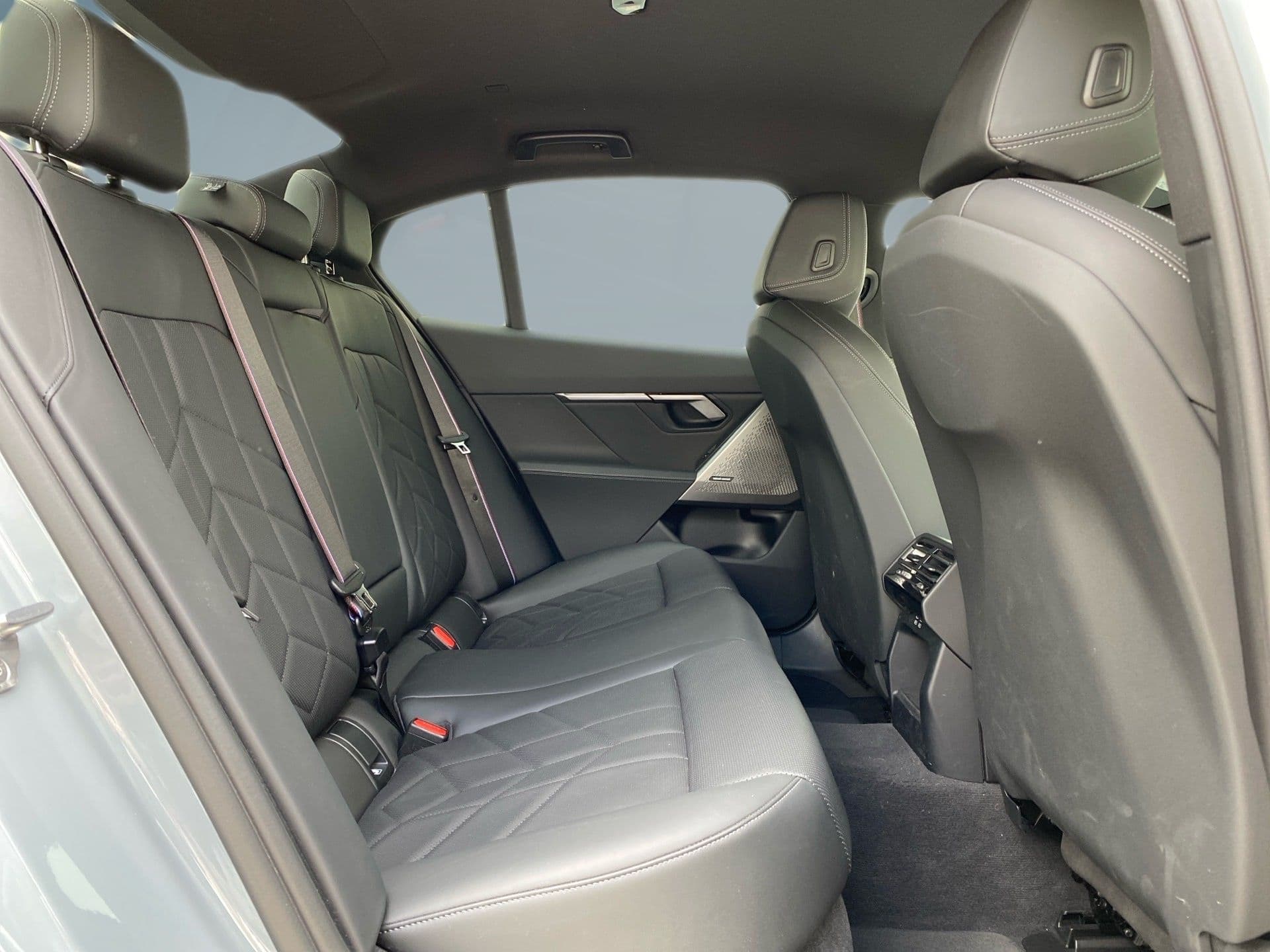 BMW i5 - 12