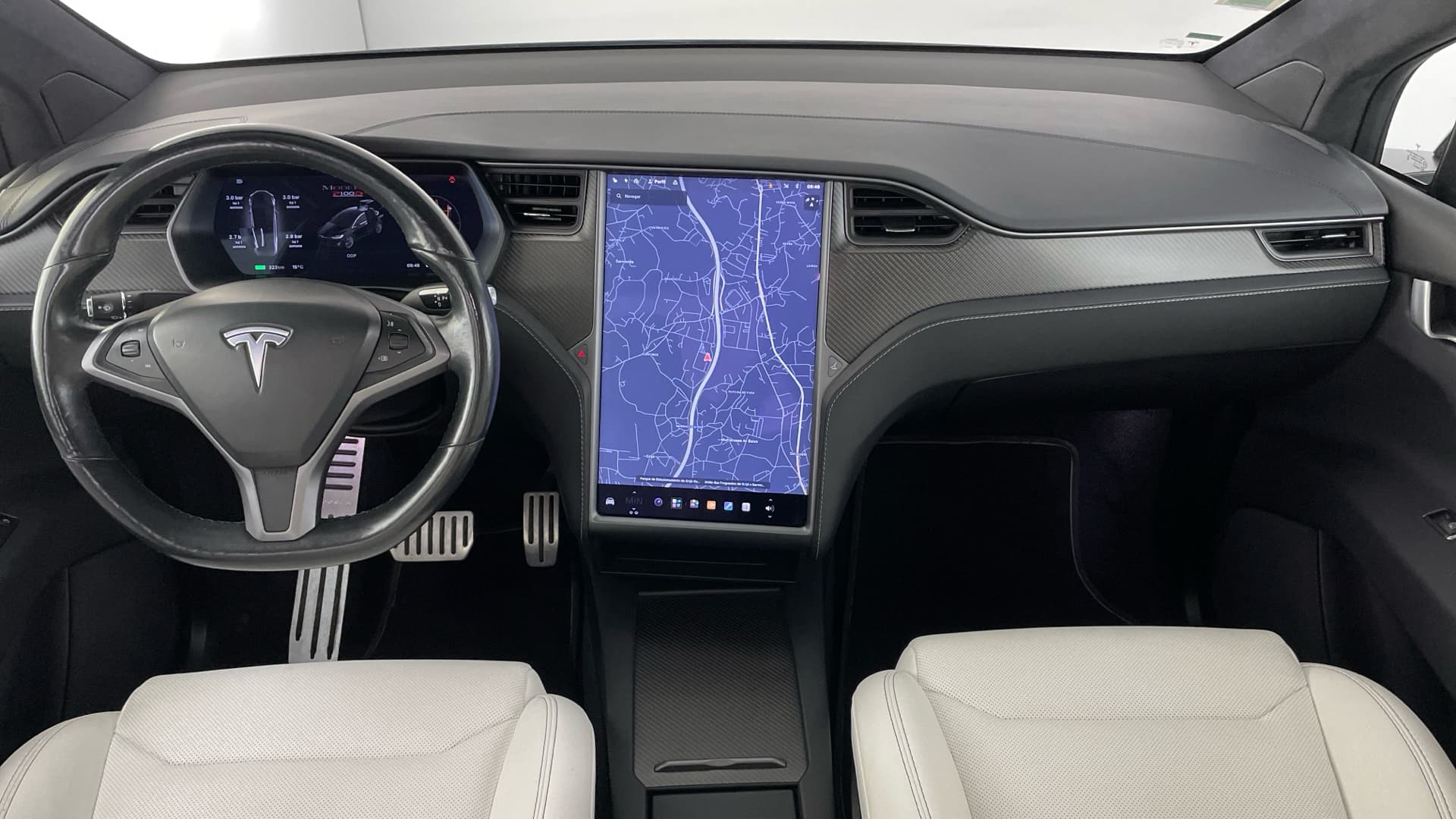 Tesla Model X - 10