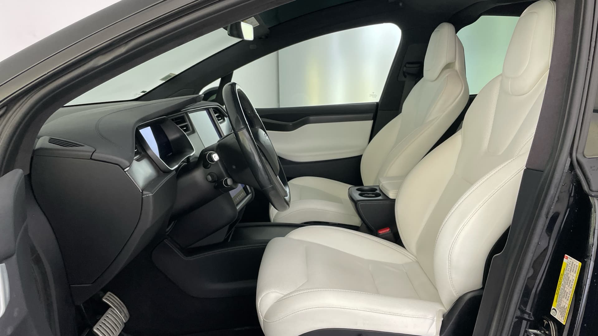 Tesla Model X - 11