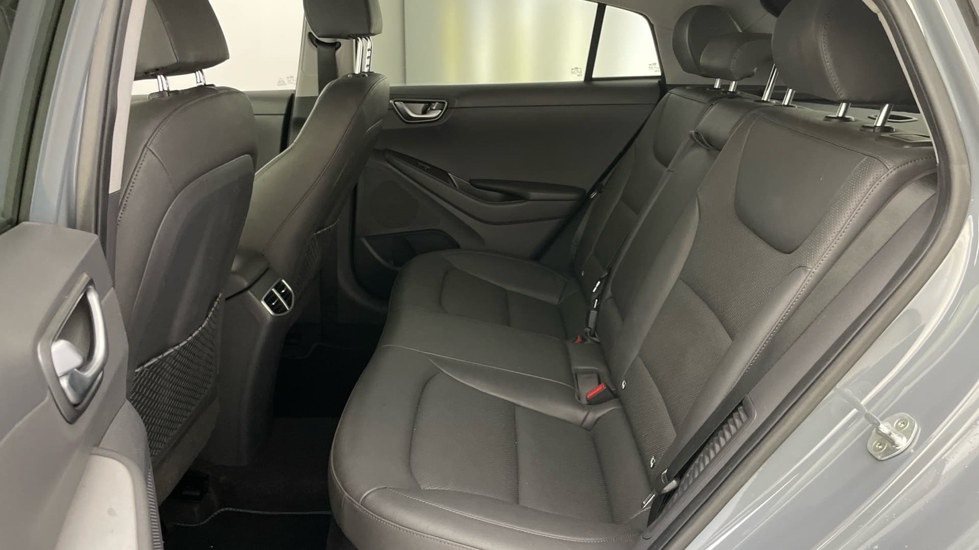 Hyundai IONIQ - 12