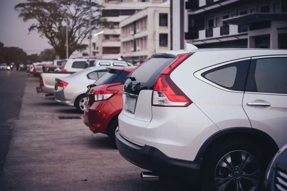 carros de 7 lugares estacionados na rua