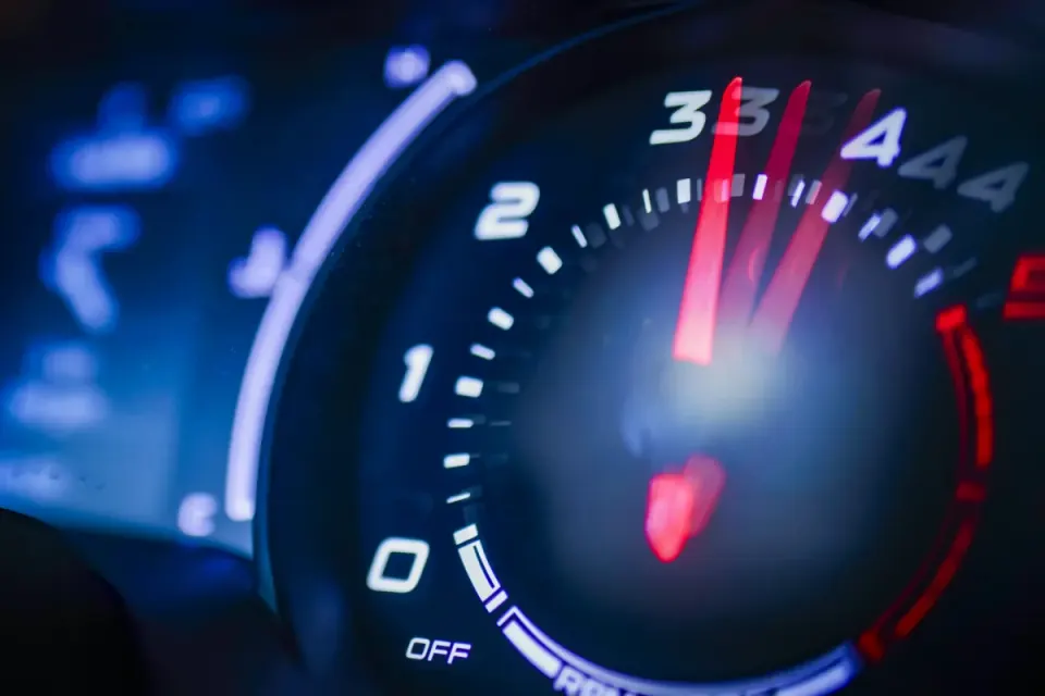 imagem aproximada do conta rotações de um carro